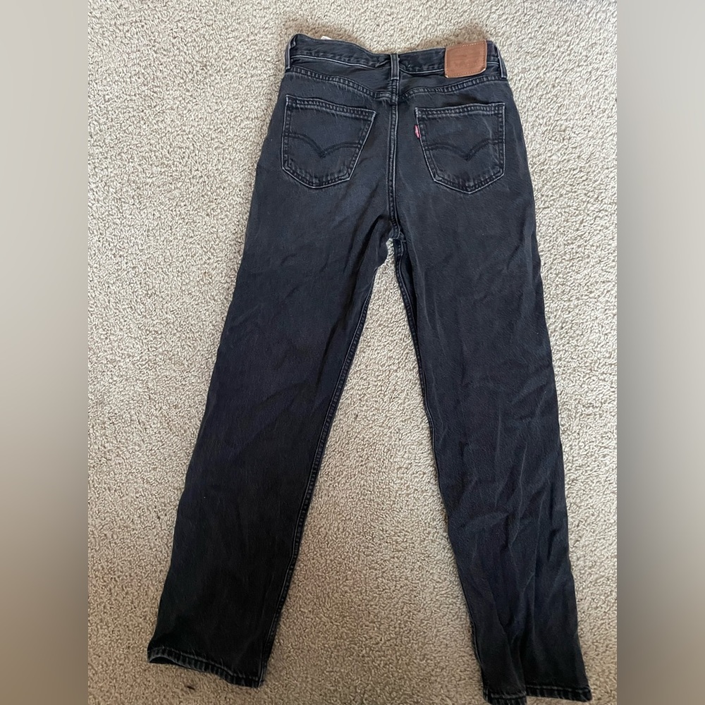 Levi’s black mid-rise loose straight-leg jeans, size 24